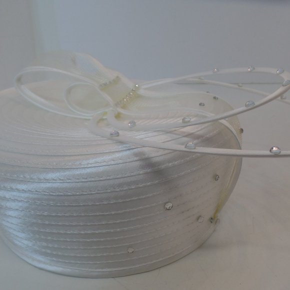 Franccesca Bellini White Poly Fascinator Hat W Bling OSFM Excellent Condition - Picture 8 of 12